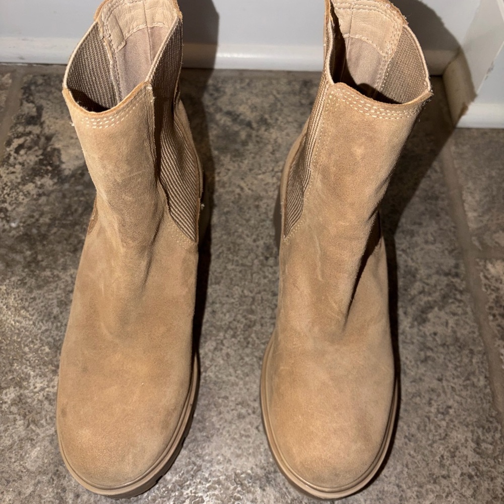 Ladies Steve Madden suede boots like new!